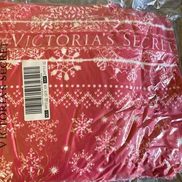 Victoria’s Secret Blanket VS Red Fair Isle Snowflake Plush Fleece Blanket 🆕 ☕❄️ - Picture 6 of 6